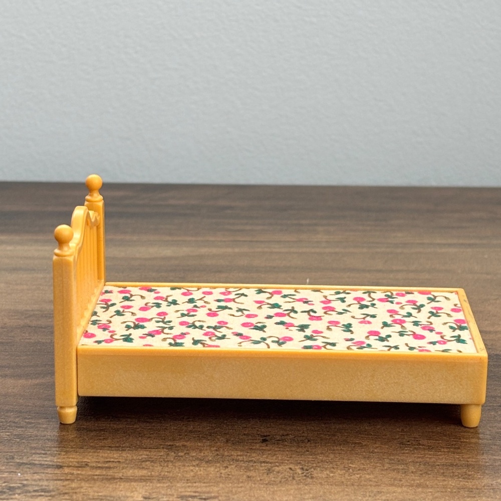 Sylvanian Calico Critters Bed Red Roof Country Home Flowers Replacement Epoch - Picture 6 of 8
